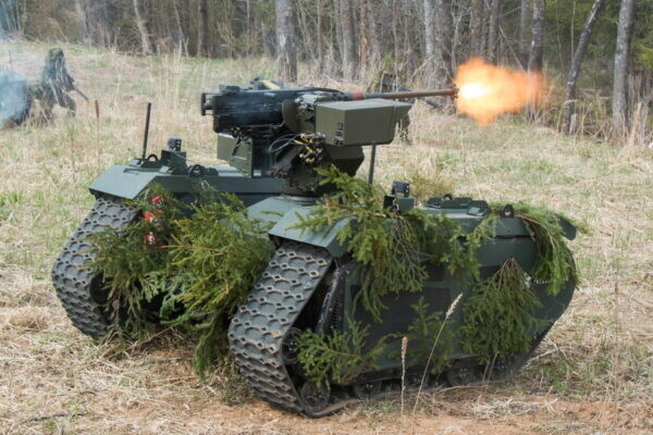 テスト中の無人戦車か!? 陸上自衛隊が初公開した複数のUGV 非武装タイヤ駆動のものまで