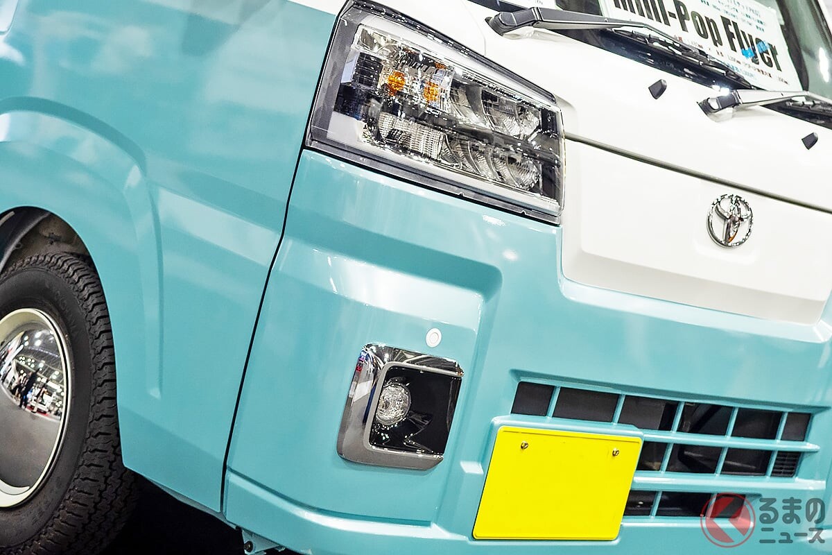 トヨタの「“2階建て”軽トラ!?」実車公開！ PIXISトラックで「大人4人“寝られる”」!? 上下で開く「ポップアップ屋根」がスゴいMYSミスティックの新型軽キャンパー「Mini POP Flyer」に注目