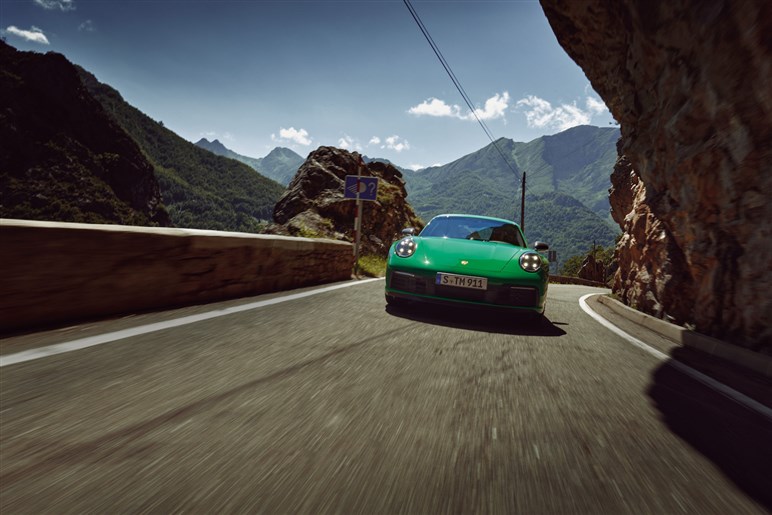 ポルシェ「911カレラT」が予約開始。”ツーリング”の名を冠したライトウェイトスポーツモデル、価格は1640