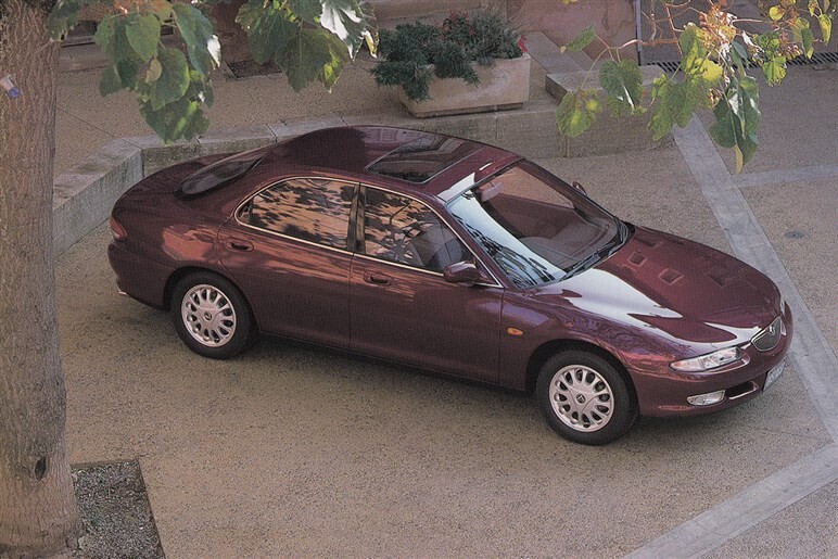 カーデザインの巨匠ジウジアーロが“世界一美しいセダン”と認めた「ユーノス500」はなぜ売れなかったのか？