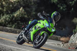 【カワサキ・ニンジャ650】パラレルツインのフレンドリーミドルスポーツ。 2026年モデルは新たな2色ラインアップで登場。価格は107万8000<span class=