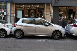 ボディはぶつけて当たり前だし洗車なんかしません　パリで見たクルマの正しい使い方!?