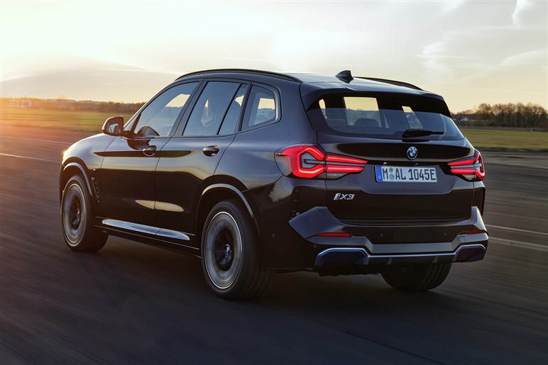 【心機一転】「EQC」改め新型「GLC EV」のデザインがほぼ判明。ガソリン車と“共通顔”に…25年公開へ