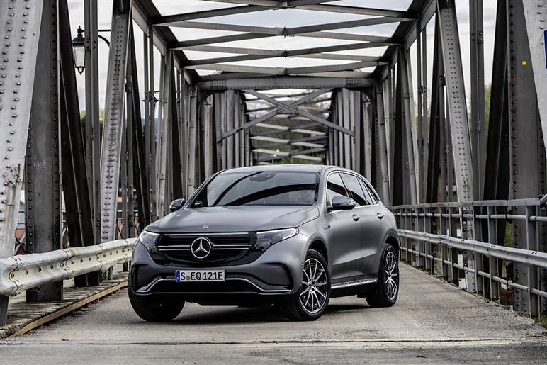 【心機一転】「EQC」改め新型「GLC EV」のデザインがほぼ判明。ガソリン車と“共通顔”に…25年公開へ