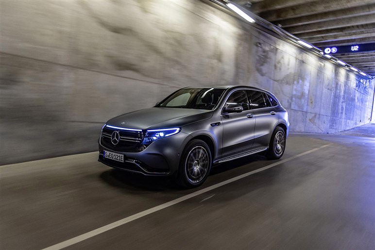 【心機一転】「EQC」改め新型「GLC EV」のデザインがほぼ判明。ガソリン車と“共通顔”に…25年公開へ