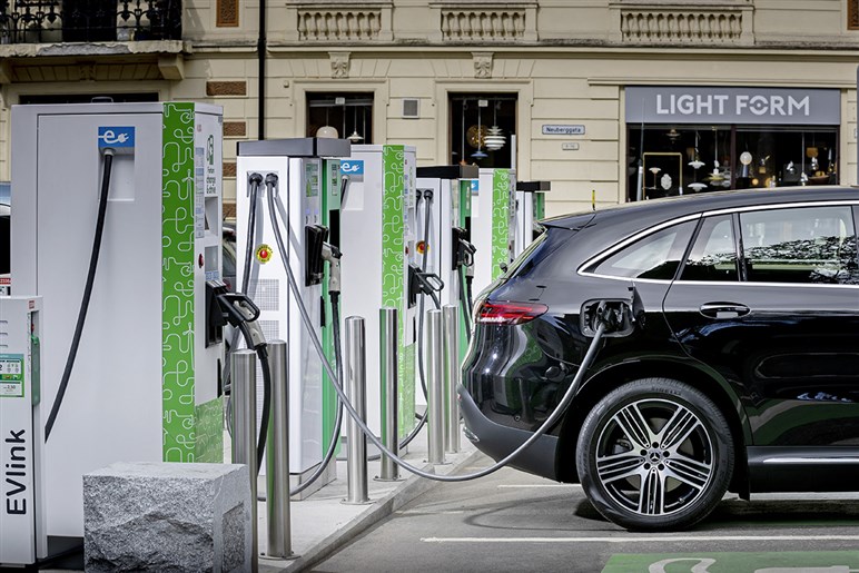 【心機一転】「EQC」改め新型「GLC EV」のデザインがほぼ判明。ガソリン車と“共通顔”に…25年公開へ