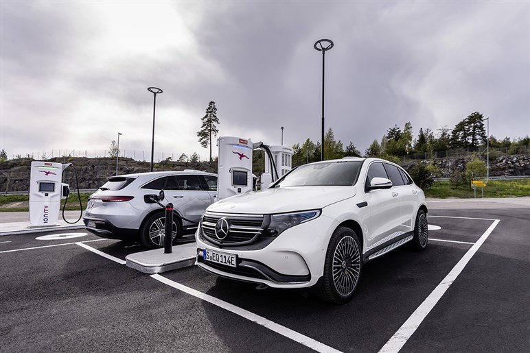 【心機一転】「EQC」改め新型「GLC EV」のデザインがほぼ判明。ガソリン車と“共通顔”に…25年公開へ