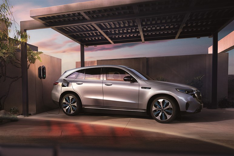 【心機一転】「EQC」改め新型「GLC EV」のデザインがほぼ判明。ガソリン車と“共通顔”に…25年公開へ