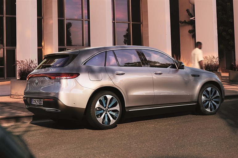 【心機一転】「EQC」改め新型「GLC EV」のデザインがほぼ判明。ガソリン車と“共通顔”に…25年公開へ