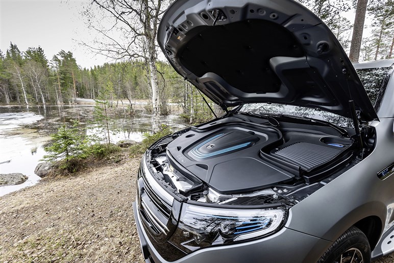 【心機一転】「EQC」改め新型「GLC EV」のデザインがほぼ判明。ガソリン車と“共通顔”に…25年公開へ