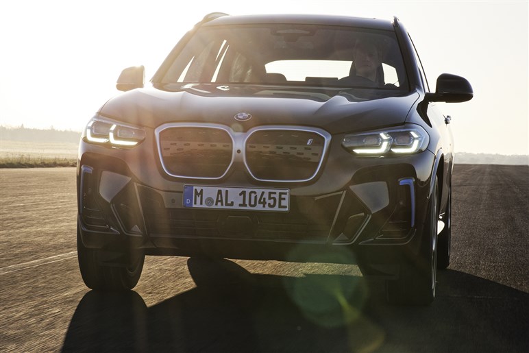 【心機一転】「EQC」改め新型「GLC EV」のデザインがほぼ判明。ガソリン車と“共通顔”に…25年公開へ