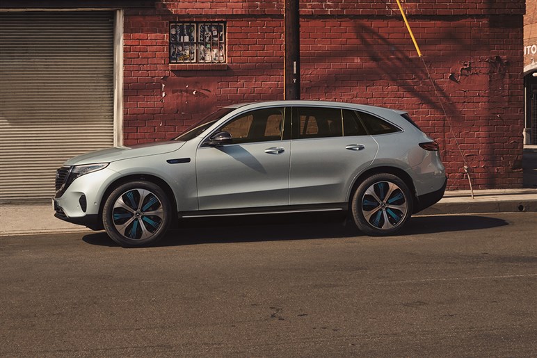 【心機一転】「EQC」改め新型「GLC EV」のデザインがほぼ判明。ガソリン車と“共通顔”に…25年公開へ