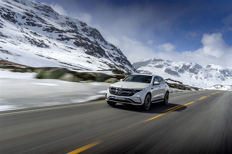 【心機一転】「EQC」改め新型「GLC EV」のデザインがほぼ判明。ガソリン車と“共通顔”に…25年公開へ