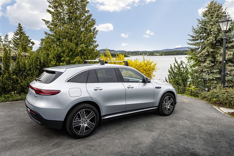 【心機一転】「EQC」改め新型「GLC EV」のデザインがほぼ判明。ガソリン車と“共通顔”に…25年公開へ