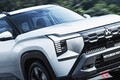 三菱が「“新型”7人乗りSUV」を世界初公開！ 「名車パジェロ」風ボディに「本格“悪路性能”」を追求！ 全長4.7mサイズの“上質SUV”「デスティネーター」インドネシアで発表