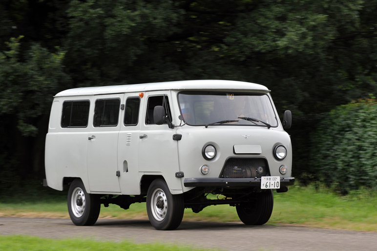 走るシーラカンスに試乗　ロシアが作るバン、UAZ