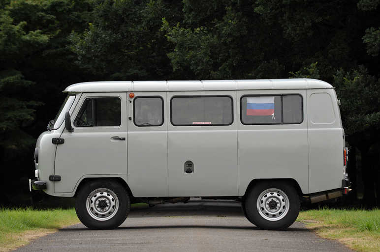 走るシーラカンスに試乗　ロシアが作るバン、UAZ