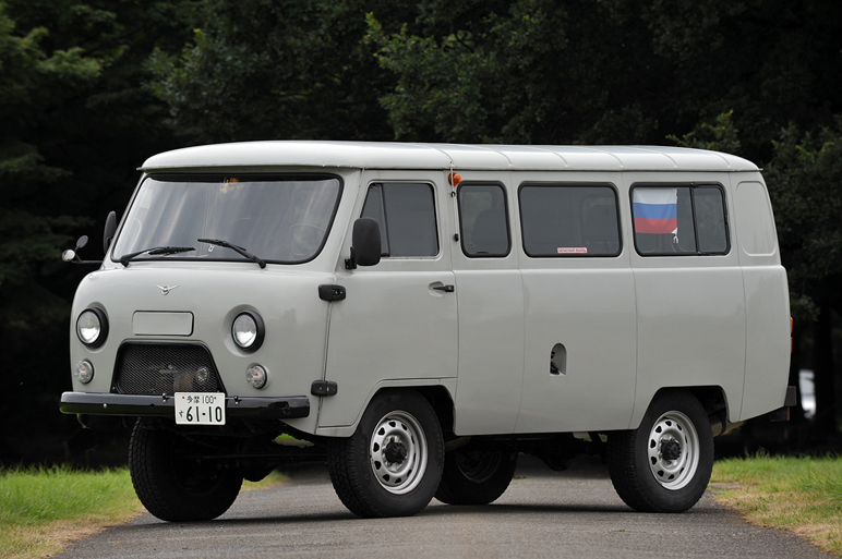 走るシーラカンスに試乗　ロシアが作るバン、UAZ