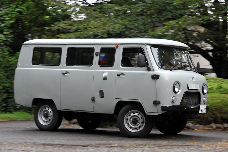 走るシーラカンスに試乗　ロシアが作るバン、UAZ