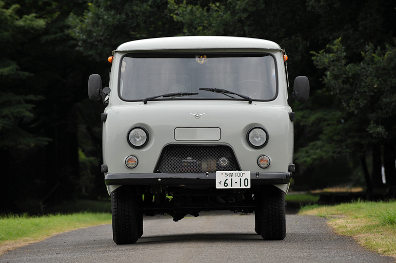 走るシーラカンスに試乗　ロシアが作るバン、UAZ