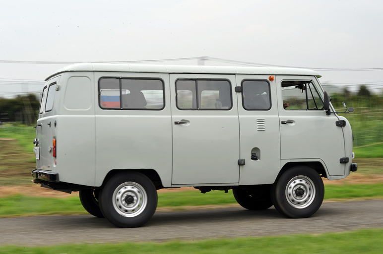 走るシーラカンスに試乗　ロシアが作るバン、UAZ