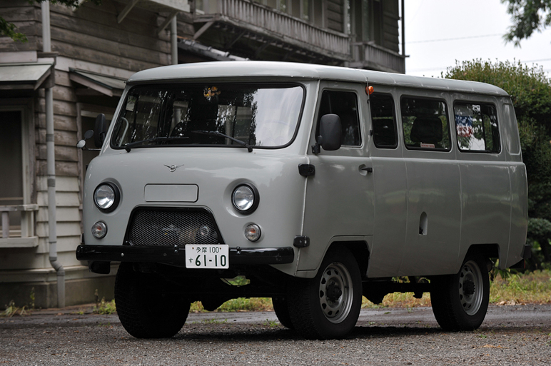 走るシーラカンスに試乗　ロシアが作るバン、UAZ