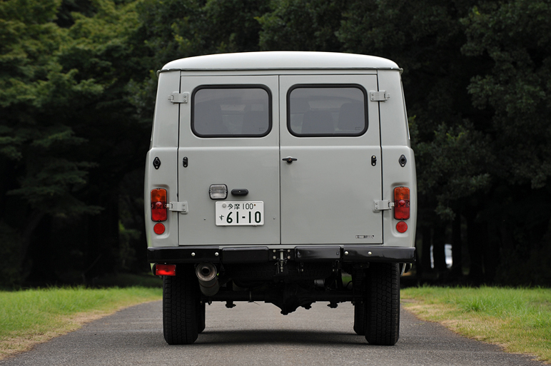 走るシーラカンスに試乗　ロシアが作るバン、UAZ