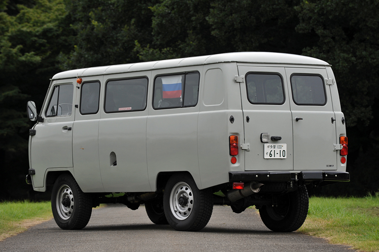 走るシーラカンスに試乗　ロシアが作るバン、UAZ