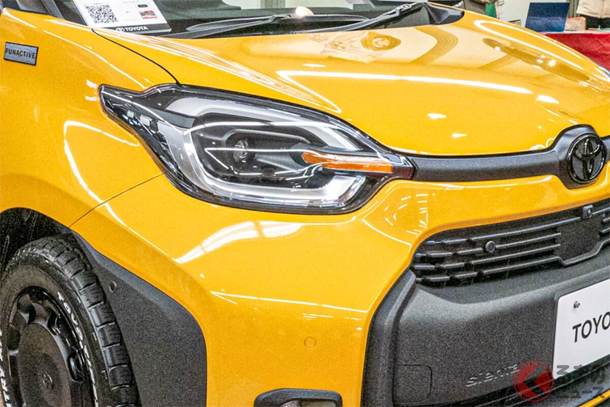 トヨタ「シエンタ“SUV”」!? タフ感高めた「“新”ラフィネ」！ シャコ上げ＆ゴツいブラック塗装がイイ！ プリウス「イエロー」も洒落た「モデルLMのカスタムモデル」とは