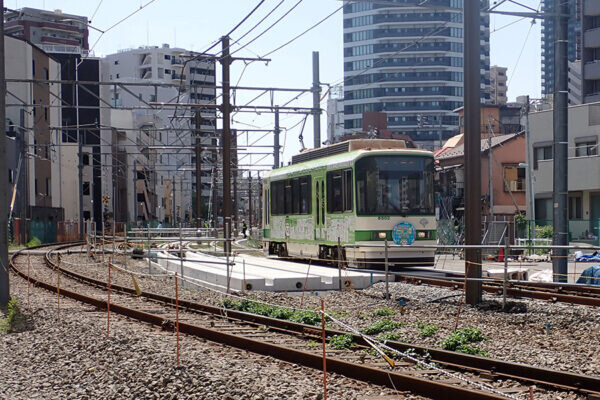 線路だけだった都電が「線路＋道路」に大変貌中!? “明治通りのバイパスのバイパス”まもなく仕上げに？