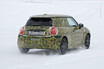 ミニの新型EVを発見　3ドアハッチバック、欧州で冬季テスト中　2023年発売予定