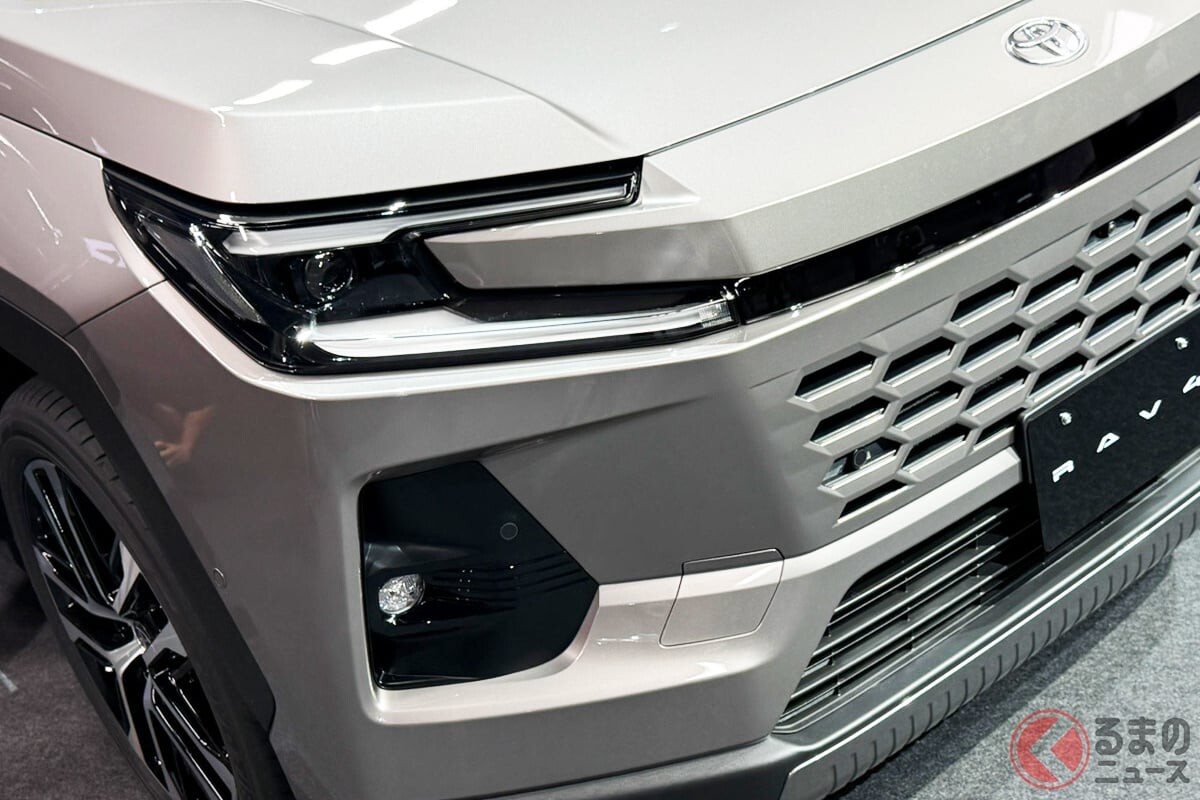 トヨタ「新型RAV4」“世界初公開”に大反響！ “7年ぶり”全面刷新で「カッコよすぎるやろ！」「見た瞬間鳥肌たったわ！」「3種類とも顔がイイね！」の声も！ 大進化した「本格オフロードSUV」が話題に！
