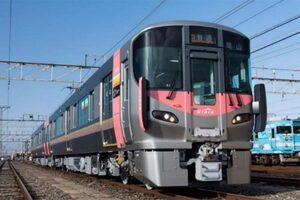 JR西日本「ピンクの新型電車」が“山陰本線”に初登場！ 電化区間の末端まで乗り入れ 3月ダイヤ改正