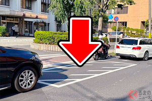 知らないと「免許返納すべき」の声も！ 道路にある「謎のシマシマ部分」は何のため？ 知らずに「前に詰めろ！」クラクションで“処罰の対象”になる場合も!?