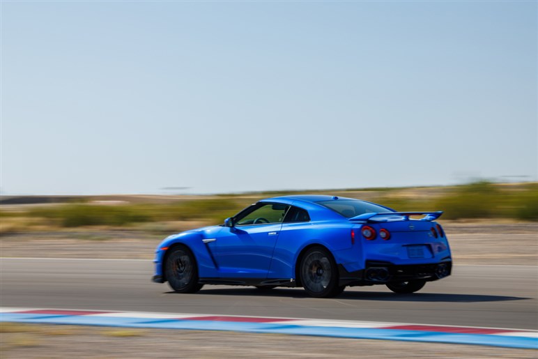 【実際どうなの？】惜しまれつつ生産終了となった「GT-R」オーナーの本音…登場から18年も走りはまだまだ一級品