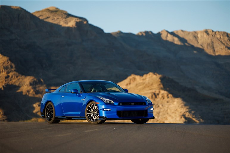 【実際どうなの？】惜しまれつつ生産終了となった「GT-R」オーナーの本音…登場から18年も走りはまだまだ一級品