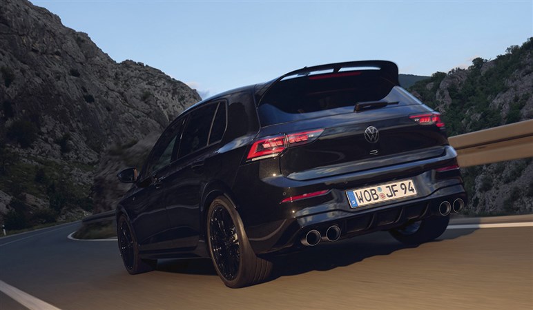 【新たな“R”が爆誕？】VW新型「ID.2 R」が406馬力で登場か。エントリーEVなのに“ゴルフR超え”の実力