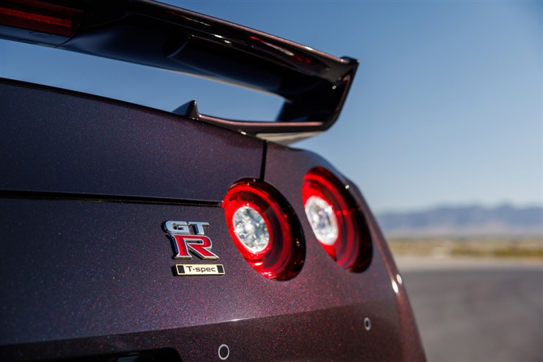 【実際どうなの？】惜しまれつつ生産終了となった「GT-R」オーナーの本音…登場から18年も走りはまだまだ一級品