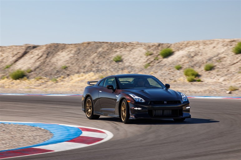 【実際どうなの？】惜しまれつつ生産終了となった「GT-R」オーナーの本音…登場から18年も走りはまだまだ一級品