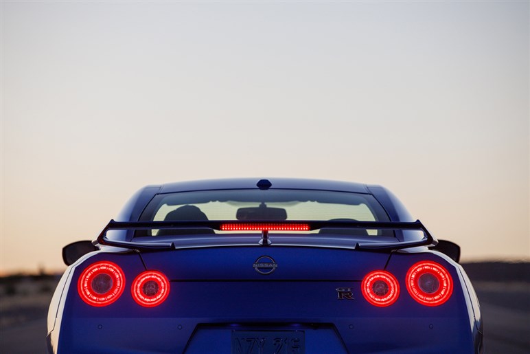 【実際どうなの？】惜しまれつつ生産終了となった「GT-R」オーナーの本音…登場から18年も走りはまだまだ一級品