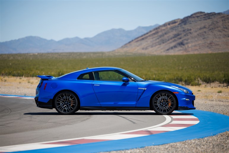 【実際どうなの？】惜しまれつつ生産終了となった「GT-R」オーナーの本音…登場から18年も走りはまだまだ一級品