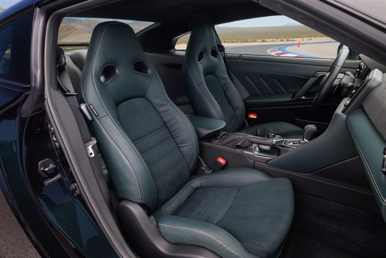 【実際どうなの？】惜しまれつつ生産終了となった「GT-R」オーナーの本音…登場から18年も走りはまだまだ一級品