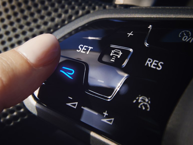 【新たな“R”が爆誕？】VW新型「ID.2 R」が406馬力で登場か。エントリーEVなのに“ゴルフR超え”の実力