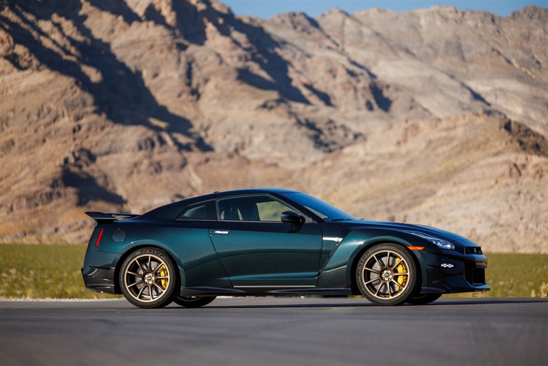【実際どうなの？】惜しまれつつ生産終了となった「GT-R」オーナーの本音…登場から18年も走りはまだまだ一級品