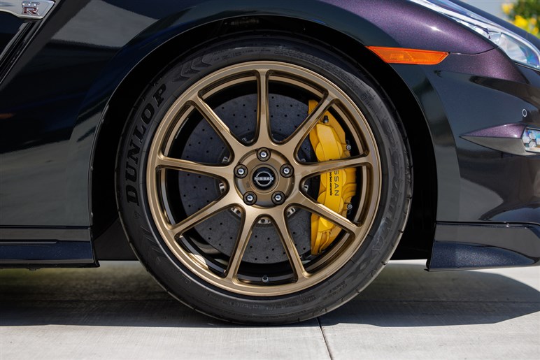 【実際どうなの？】惜しまれつつ生産終了となった「GT-R」オーナーの本音…登場から18年も走りはまだまだ一級品
