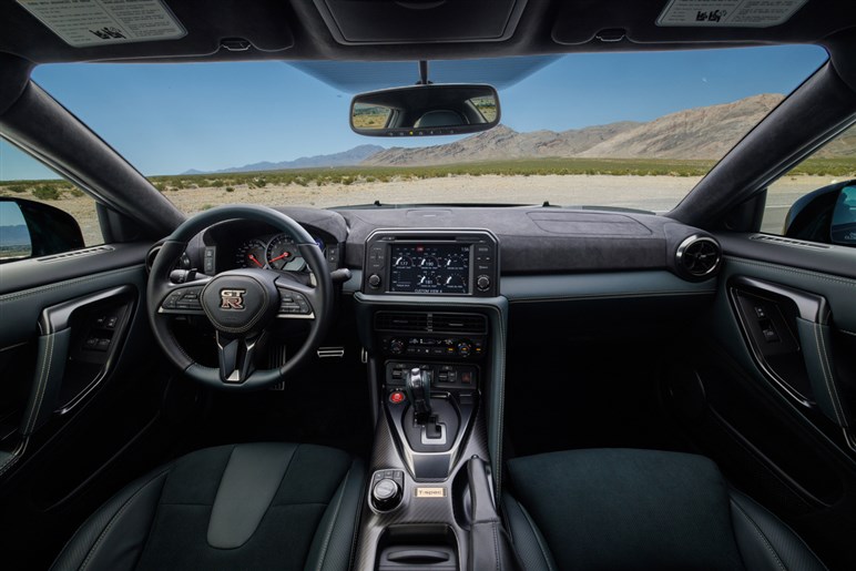 【実際どうなの？】惜しまれつつ生産終了となった「GT-R」オーナーの本音…登場から18年も走りはまだまだ一級品