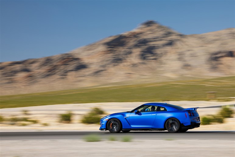 【実際どうなの？】惜しまれつつ生産終了となった「GT-R」オーナーの本音…登場から18年も走りはまだまだ一級品