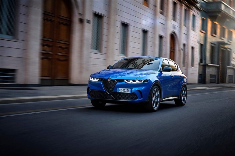 【予算もサイズも性能も好敵手】アルファロメオ「ジュニア」とレクサス「LBX」買うならどっちだ