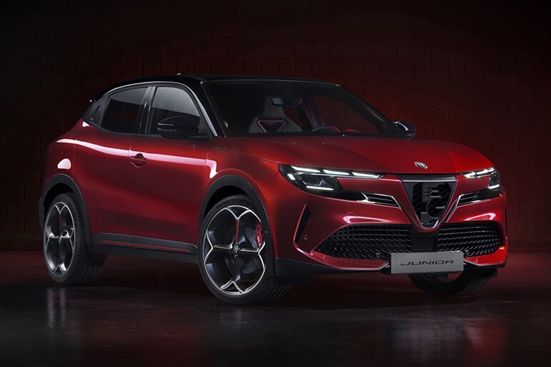 【予算もサイズも性能も好敵手】アルファロメオ「ジュニア」とレクサス「LBX」買うならどっちだ