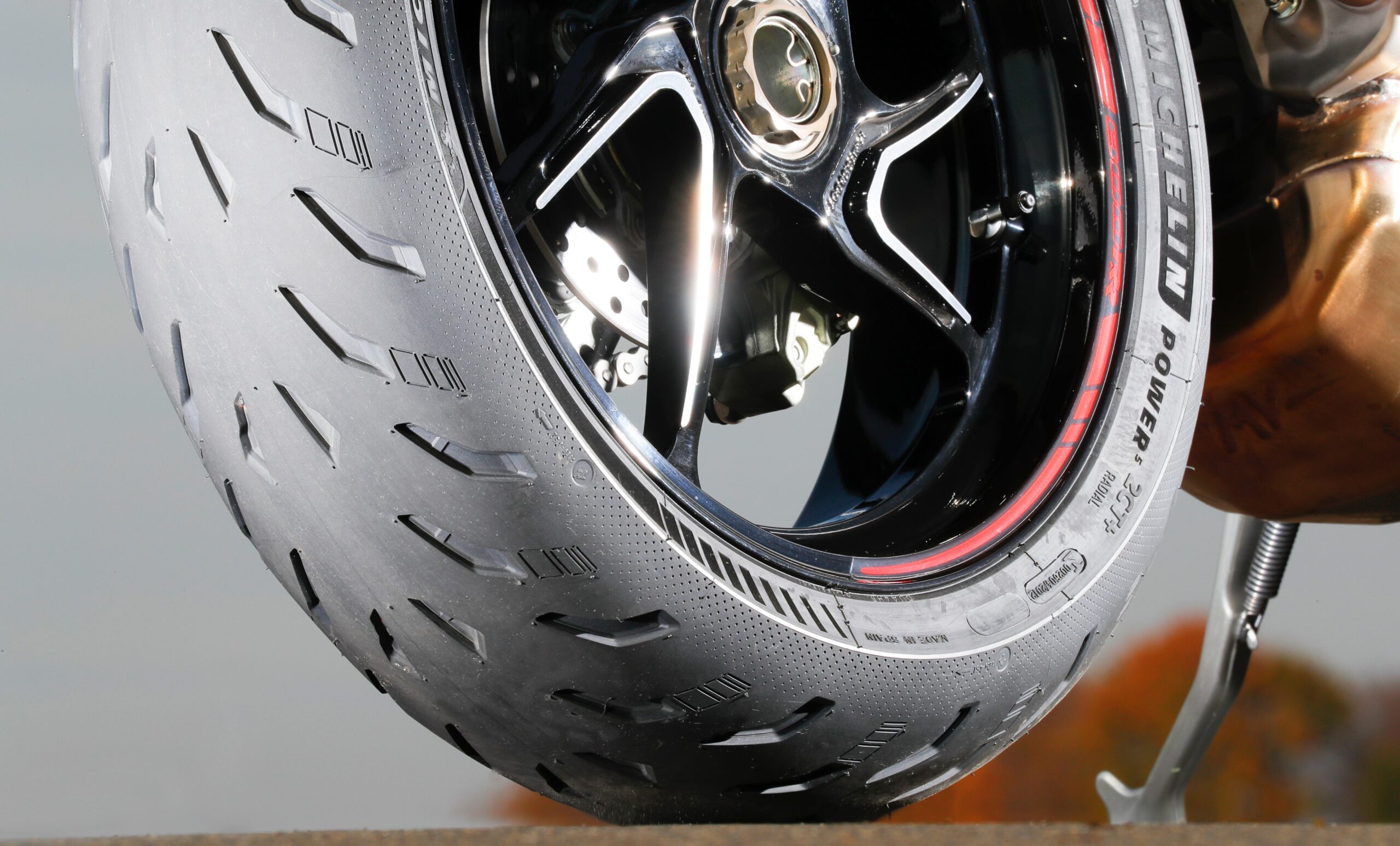 新品のタイヤが滑る といわれる理由は いまさら聞けない 皮むき ってなんだ モーサイ 自動車情報サイト 新車 中古車 Carview